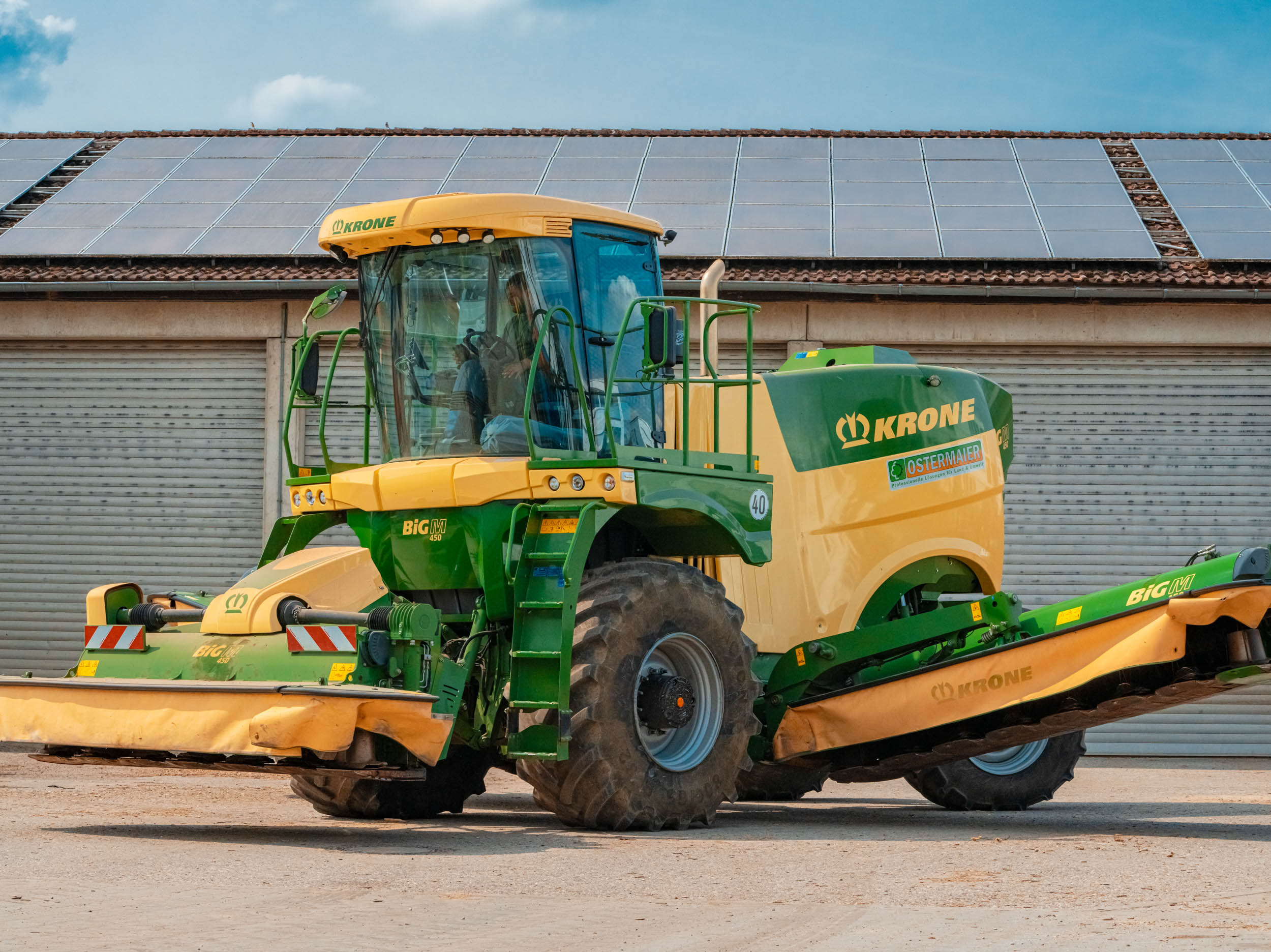 Krone BIG M 450 bei Ostermaier Dienstleistungen – Hochleistungs-Mähmaschine für effizientes Mähen großer Flächen in der Landwirtschaft.