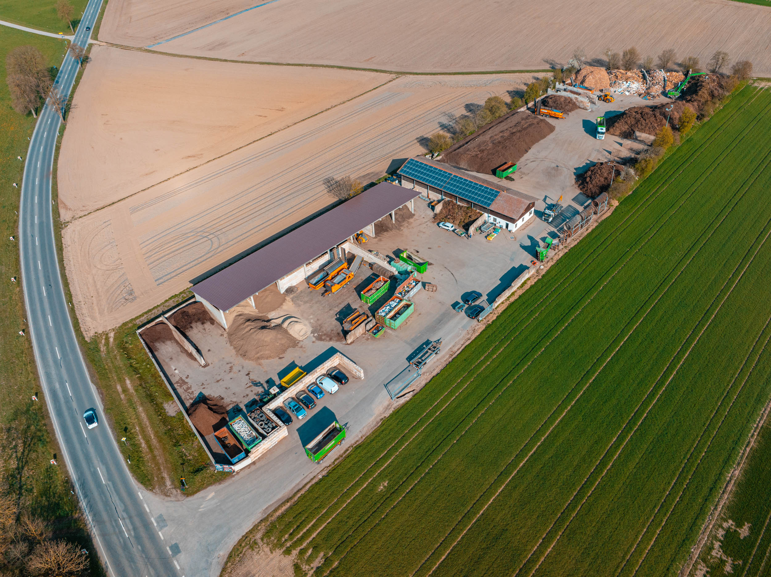 Luftaufnahme des modernen Wertstoffhofs von Ostermaier – Recycling, Grüngutannahme und Holzverwertung im ländlichen Raum.