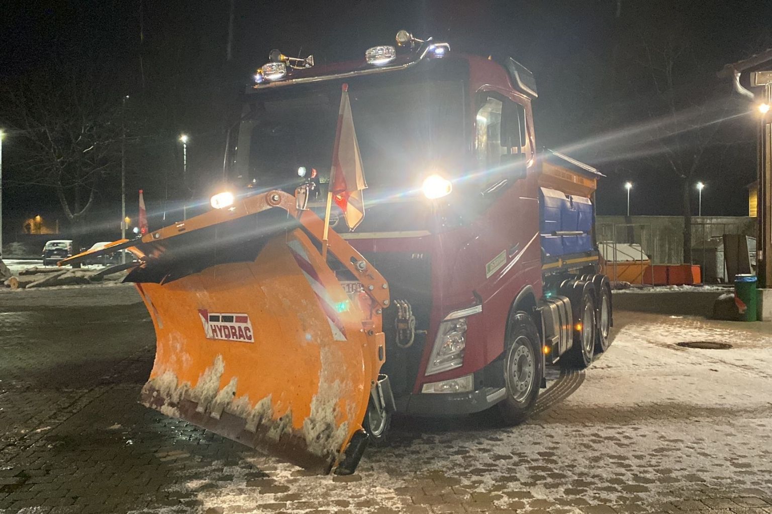 Winterdienst-Fahrzeug von Ostermaier Dienstleistungen mit Schneepflug und Salzstreuer – zuverlässiger Winterdienst für sichere Straßen und Firmengelände.